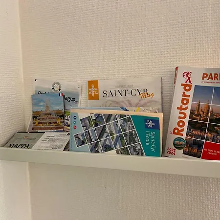 Apartment Joli T2 47m2 Au Calme Absolu, A 2 Pas De La Gare Avec Parking Prive Saint-Cyr-l'Ecole